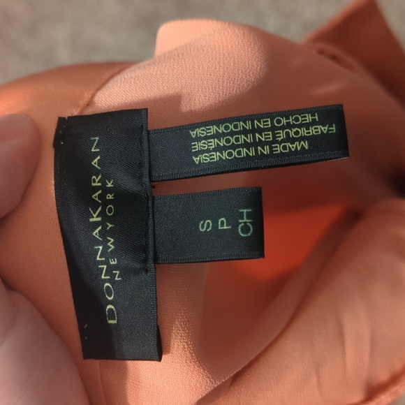 Donna Karan peach satin sleeveless tie neck detail hidden button down blouse - Picture 14 of 14